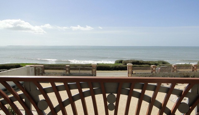 House 1872, beautiful architecture, renovated, facing sea, sun and calm