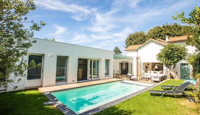 House 1900 Saint-Palais-Sur-Mer near sea with swimming pool and outbuilding
