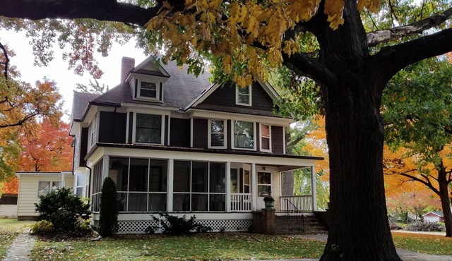 HOUSE - 1st & 2nd Floor 5 bedrooms, 2 BATHROOMS 4,000 sq ftnNO use of 3rd floor