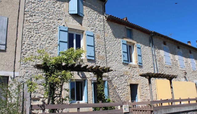 HOUSE 2 bedrooms - terrace river view NO GARDEN - no Wifi or TV