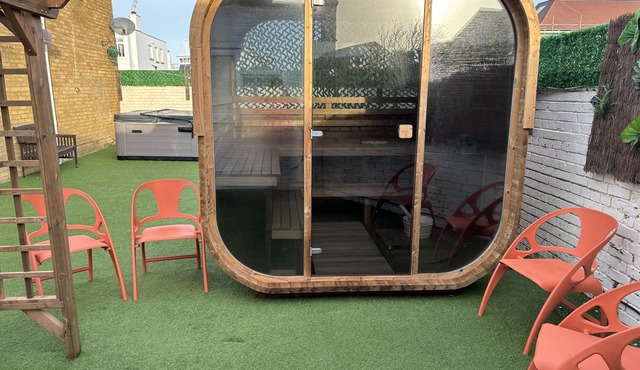 House 2 mins from Beach with Hot tub & Sauna