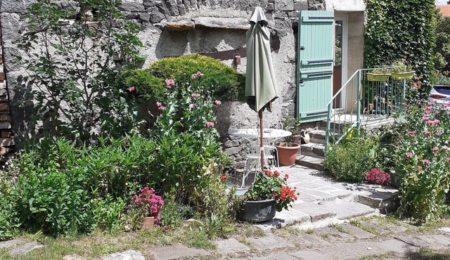 House 2 pers Volvic parc des Volcans, shady garden. Comfortable 70 m² .