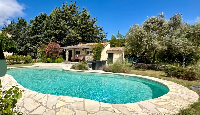 House 2 steps from lourmarin in absolute calm with swimming pool and pool house