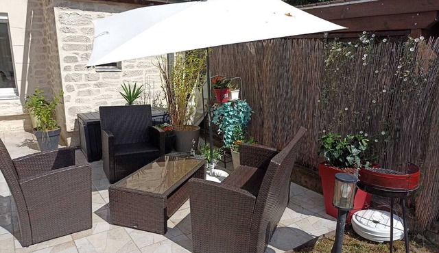 House 20 min from Paris (line h) + CDG airport link. 5 min walk to transport.