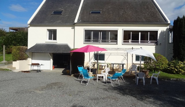 House 200 m², 8 bedrooms, sleeps up to 25, 5 km from the sea, summer swimming pool.