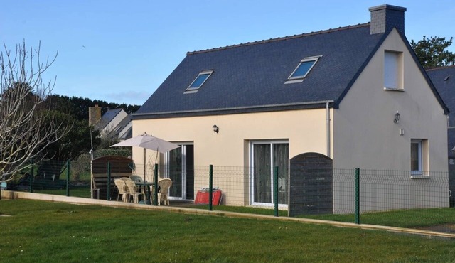 House 200m from the beach with closed garden in ILE GRANDE