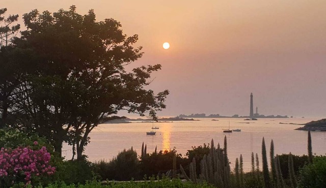 House 20m from the sea with view of the Ile Vierge lighthouse