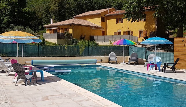 House 240 m2 in the middle of vineyards, 6 bedrooms, 12 to 18 people, private pool