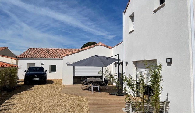 House 250 m2 for 16 travellers in the heart of Jard sur mer. 8 bedrooms 4 bathrooms 4 WC