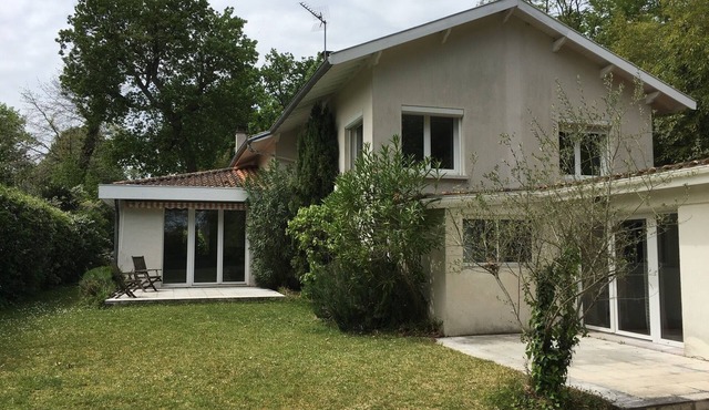 HOUSE 260 M2 5 BEDROOMS POOL GARDEN 1. 600 M2 NEAR BORDEAUX CENTRE