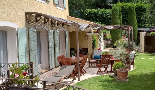 House 3 bedrooms, 2 bathrooms 3 wc, for 6 people with swimming pool.