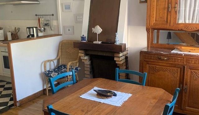 House, 3 bedrooms, 50 m from the port, 200 m from the beach, courtyard and enclosed gardens.
