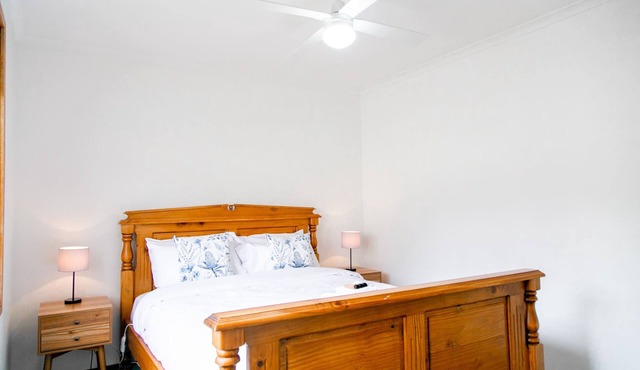 House 3 BR with parking, Close to hospital 2.2km Red Energy Arena Bendigo 1.6 km