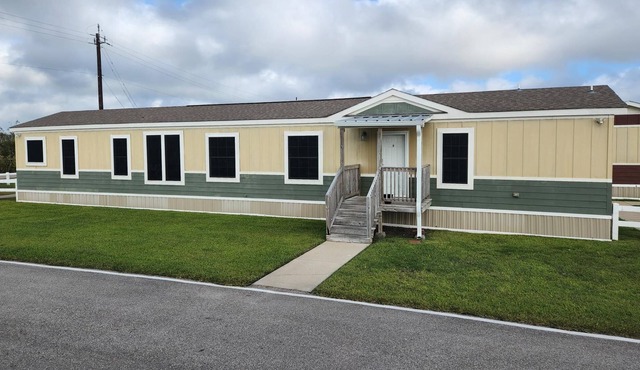 House, 3brm, 2 bath, full kitchen, living room, washer/dryer.