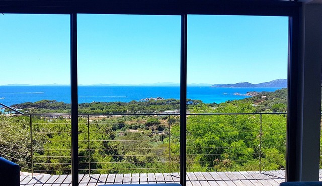 House 4/6 Peop Pool 3 bathrooms. Pedestrian access to the beachs of Palombaggia.