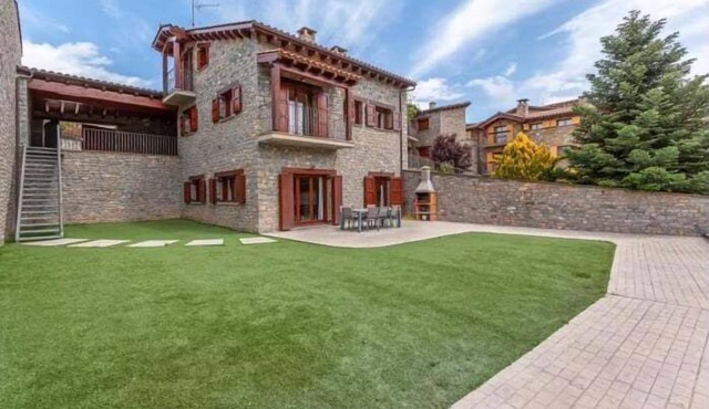 House 4 rooms 10 Pax, Fireplace, BBQ & Cadí Views