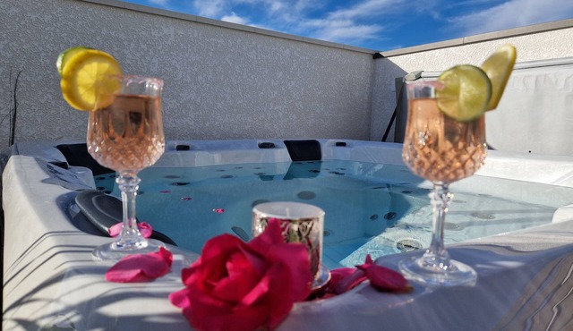 House 4 * SPA outside, 4 bedrooms, 2 bathrooms, near beach