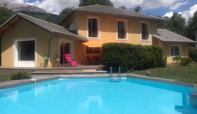 House 4*, swimming pool, 6 to 10 pers. cycling, hiking, families, ski, golf