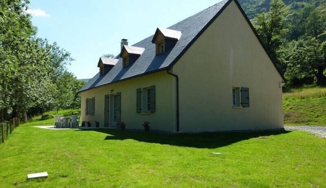 House 4 to 12 people spacious and pleasant.