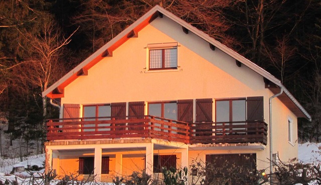 House 4 to 8 people on a hill overlooking a lake, altitude 950 meters