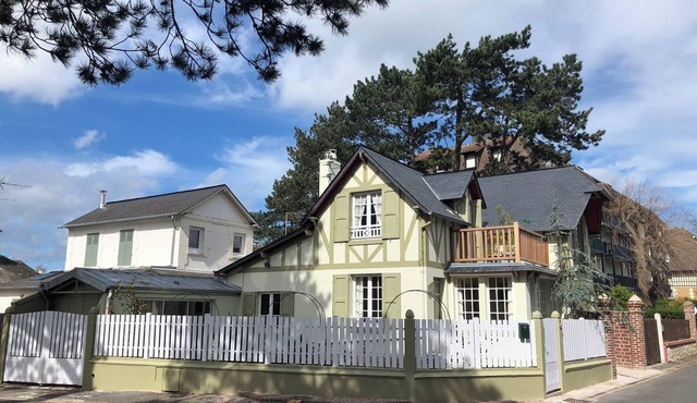 House 400m beach, between Deauville board and Hippodrome, very well located