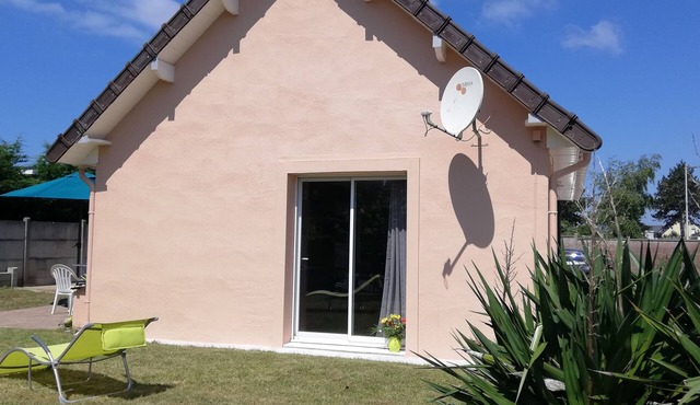 House 42 m2, 200 m from the sandy beach, with enclosed garden and parking.