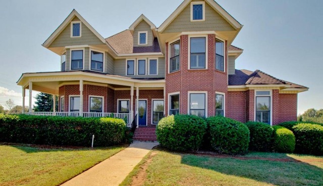 House 5 Bedroom-5 king beds/4.5 Baths, PET FRIENDLY, POOL During Summer*