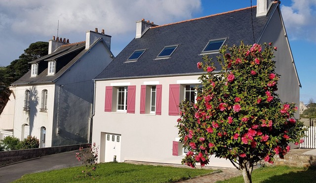 House 5 Bedrooms, 2 bathrooms, enclosed garden 800m from Morgat beach