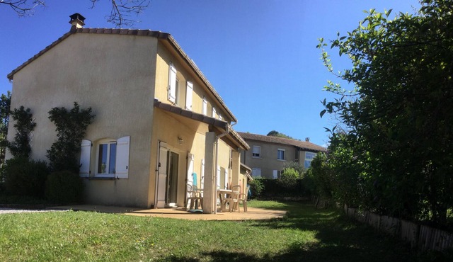 House 5 bedrooms / 9 places in a quiet area 5 minutes walk from the SNCF train station and the city center