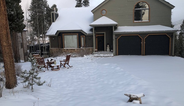 House 5 bedrooms, private hot tub, near ski areas, fire pit, views, max comfort!