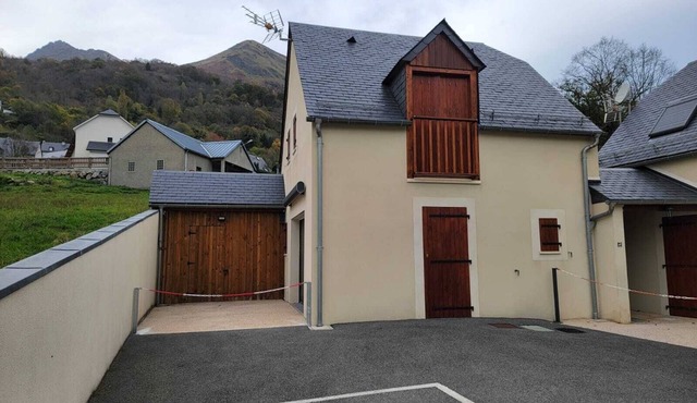 House 5 min from Luz-st-sauveur, 10 min from Luz-Ardiden ski resort.