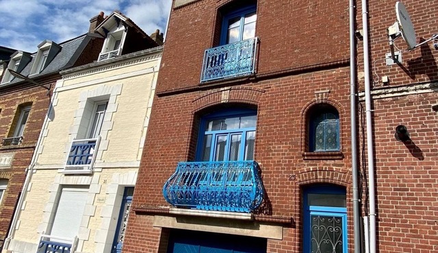 House 5 minutes from the beach, terrace & private garage.