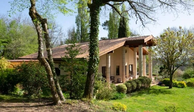 House 5 minutes from the center of Périgueux (two swimming pools, hammam, fitness)