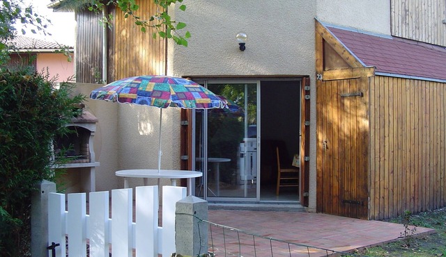 House 5 minutes walk from the lake and the port.