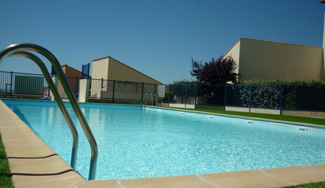 house 5 pers 200m beach in res. with a pool