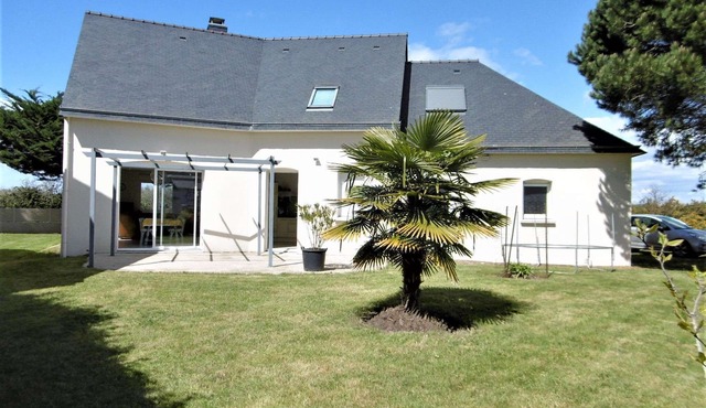 House 5 rooms 8 to 9 people with enclosed garden near the sea