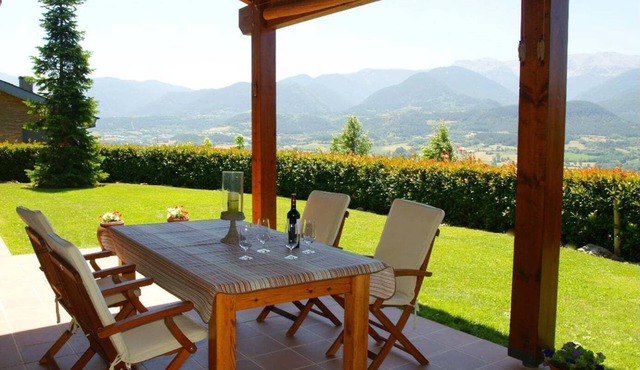 House 5 rooms 10 Pax, Fireplace, Garden, Cadí Views & Wi-Fi