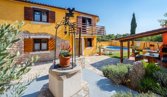 House 585/1417 (Istria - Mali Vareški), 3000m from the beach