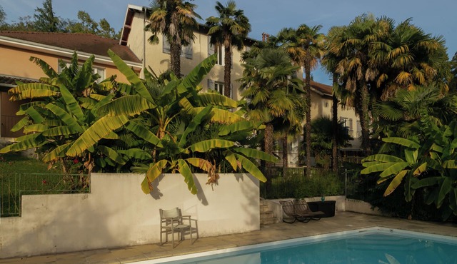 House 6 BR, 18 beds, pool, massages, yoga, park, mountain views, serene retreat