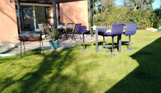 House 6pers, garden, BBQ, paddle, between sea and mountains. Sea 5mn, shops 3mn