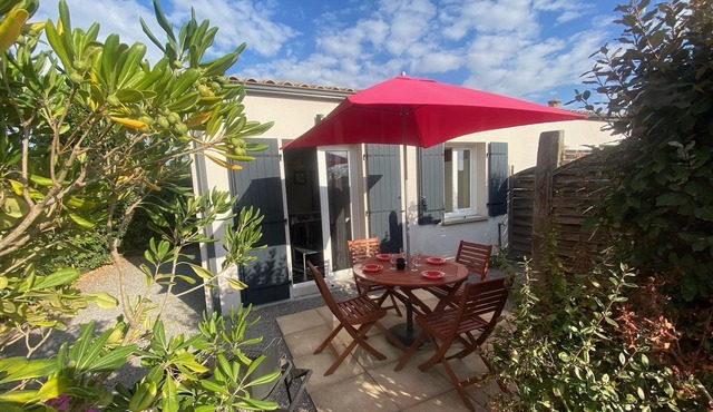 House 700m from the beach with garden for 4/pers and private parking/ref : Ang T2