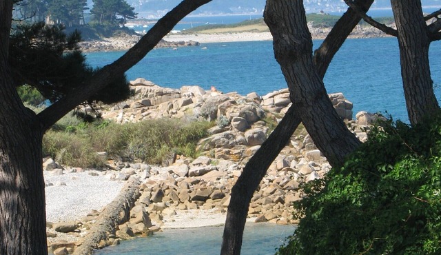 House 750 yards away from the beaches of the Granit Rose Coast, large living