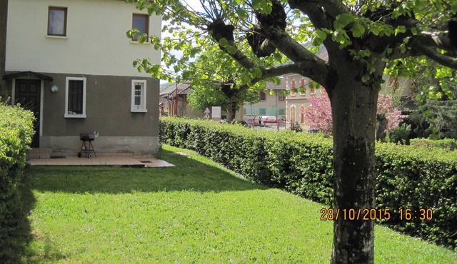 House 8/9 people on the shore of Lake Paladru