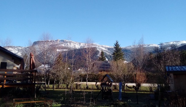 House 8/9 pers. with a large garden in the heart of the village for the summer