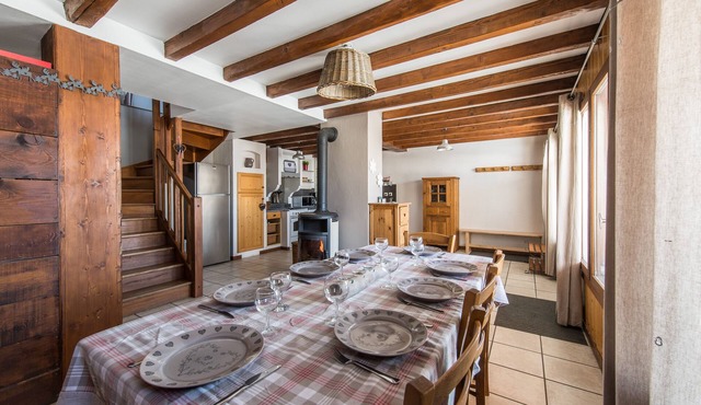 House 8 people comfortably 150m from the slopes - Linen included