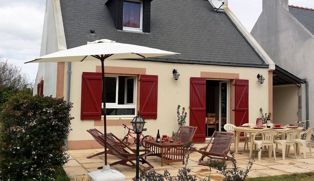 House 8 people in quiet village with enclosed garden