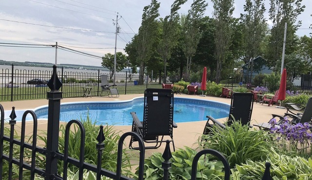 House 8 persons pool view river access 20 minutes from Quebec Citq 121170