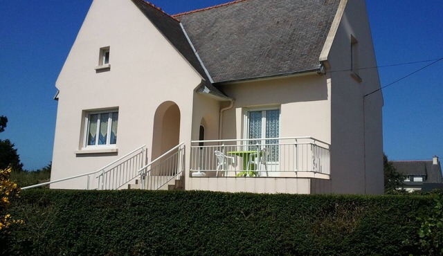 House 800m from the beaches of Beg Leguer, with enclosed garden with trees