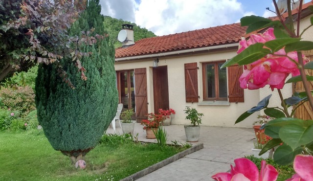 House at the foot of the Pyrenees for family vacations, in a quiet area.