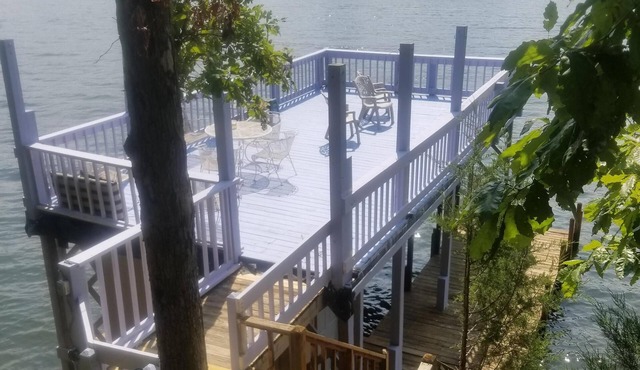 House and Dock on lake Tillery, NC, 4 nights